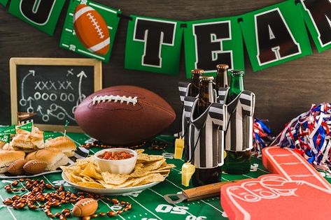 Super Snacks for Sunday’s “Big Game” - Whether you’re hosting the whole crew or are just bringing a dish to a potluck, we’ve got you covered with super-easy, super-delicious ideas that will leave everyone’s mouth watering… on SpouseLink. Football Season Snacks, Nacho Salat, Superbowl Party Games, Super Bowl Menu, Party Bowls, Bowl Party Food, Super Snacks, Outdoors Birthday Party, Outdoor Birthday