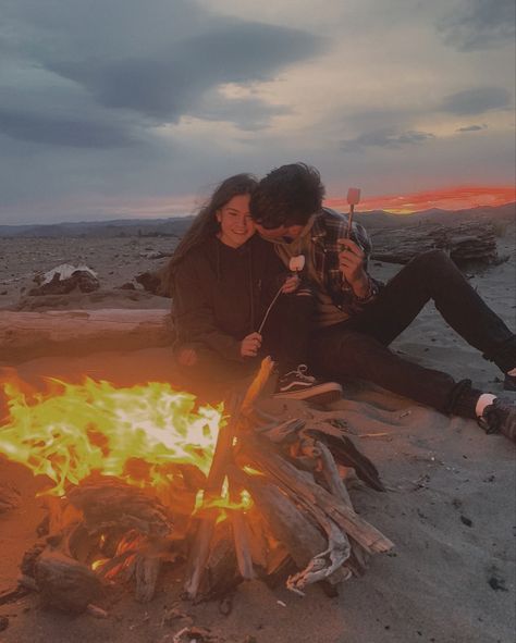 Bonfire Date Aesthetic, Summer Couple Activities, Perfect Date Aesthetic, Couple Activities Aesthetic Ideas, Adventures With Boyfriend, Date Places Aesthetic, Couples Photo Ideas Instagram, Date Ideas Cute, Cute Dates For Couples Ideas