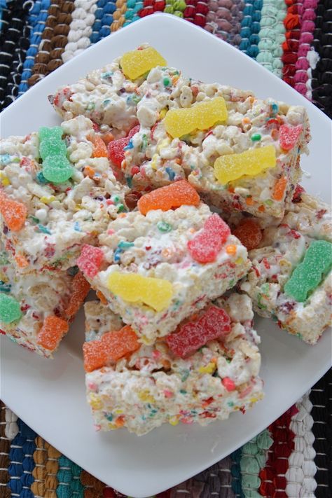 Fruity, candy-filled Rice Krispie treats. My fam got such a kick out of them! Sour Patches, Fruity Pebbles Cereal, Mini Pumpkin Cheesecake, Chocolate Dipped Marshmallows, Krispy Treats, Rice Krispy, Sour Patch Kids, Rice Crispy Treats, Sour Patch