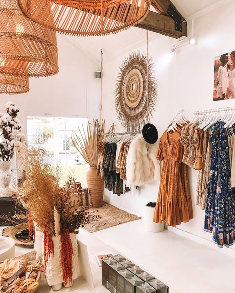 S P E L L on Instagram: “Our beautiful boutique open 10-5 daily 🌾 we just love our @weaving_nature wall hanging that was put up for Lioness! Purrrfffect for this…” Boho Boutique Decor Store Displays, Boho Boutique Decor, Weaving Nature, Clothing Boutique Ideas, Lifestyle Boutique, Beachy Chic, Clothing Store Interior, Store Design Boutique, Boutique Ideas