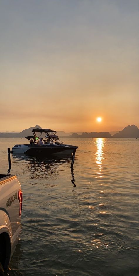 Lake Day Essentials, Lake Day Pictures, Lake Day Aesthetic, Aesthetic Lake, Lake Girl, Day Aesthetic, Lake Days, Lake Day, Vision Board Photos