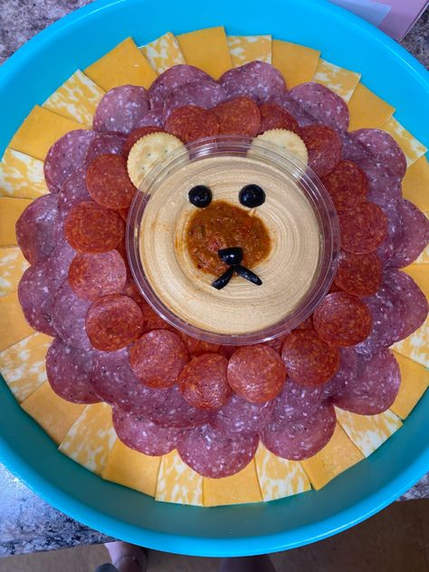 Lion Charcuterie Board, Safari Charcuterie Board, Safari Theme Food Ideas, Safari Party Foods, Animal Themed Food, Birthday Appetizers, Safari Food, Meat And Cheese Board, Meat And Cheese Tray