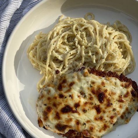 White Cheese Sauce, Angry Chicken, Homemade Cheese Sauce, Broiled Chicken, Game Tag, White Cheese, Comfort Food Recipes, Chicken Parm, Spice Box