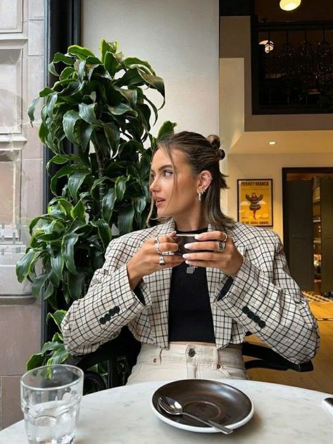 Photoshoot In Coffee Shop, Coffee Poses Photo Ideas, Cafe Poses Instagram, Cafe Picture Ideas, Cafe Pose Ideas, Cafe Pose, Cafe Poses, Cafe Photoshoot, Cafe Pictures