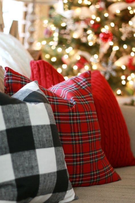 Natal Country, Plaid Pillows, Buffalo Plaid Christmas Decor, Plaid Christmas Decor, Buffalo Check Christmas, Tartan Christmas, Navidad Diy, Christmas Pillows, Buffalo Plaid Christmas