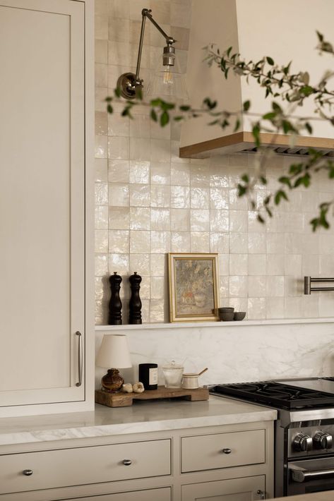 White Kitchen And Tile Floor, Creamy Backsplash Kitchen, Natural Wood Kitchen Black Counter, Two Tone Backsplash Kitchen, White Counter Kitchen Ideas, Windows On Both Sides Of Stove, Studio Mcgee Backsplash, Cream Cabinet Backsplash Ideas, Brown Cream Kitchen