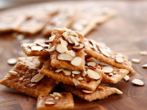 Get this all-star, easy-to-follow Sweet Almond Crackers recipe from Ree Drummond Almond Crackers Recipe, Almond Crackers, Food Network Recipes Pioneer Woman, Ree Drummond Recipes, Club Crackers, Butter Crackers, Crackers Recipe, Cracker Recipes, Ree Drummond