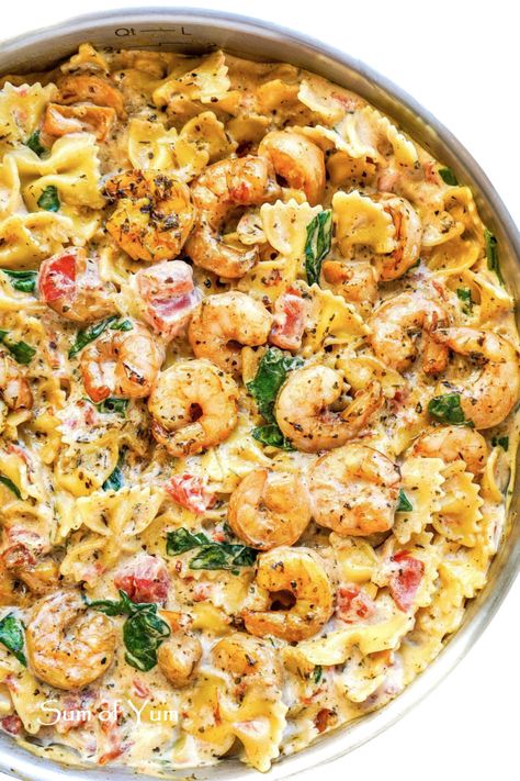 Creamy Tuscan Shrimp Pasta is a delicious Italian restaurant-quality meal. This easy recipe is a family favorite that is ready in 20 minutes! Recipe on sumofyum.com Tuscan Shrimp Pasta, Pasta Instant Pot, Shrimp Pasta Recipes Easy, Tuscan Shrimp, Fettucini Alfredo, Pasta With Shrimp, Creamy Shrimp Pasta, Lobster Dishes, Shrimp Recipes For Dinner