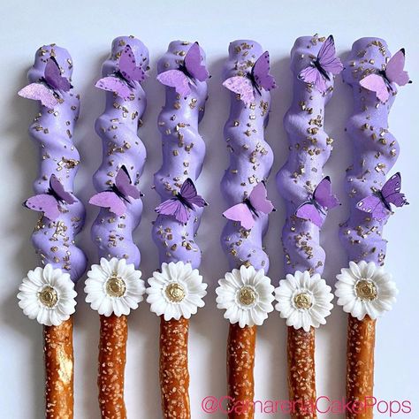 410 Likes, 12 Comments - Dee Camarena (@camarenacakepops) on Instagram: “💜Butterfly Theme💜#caramelpretzels #chocolatepretzels #butterflies #bdaycookies #cookies #igcookies…” Butterfly Themed Birthday Party Dessert Tables, Butterfly Cookies Purple, Sweet 16 Butterfly Cookies, Butterfly Theme Desert Table, Butterfly Snack Table, Butterfly Birthday Treats, Baby Shower Theme Butterfly, Butterfly Party Treats, Butterfly Themed Dessert Table