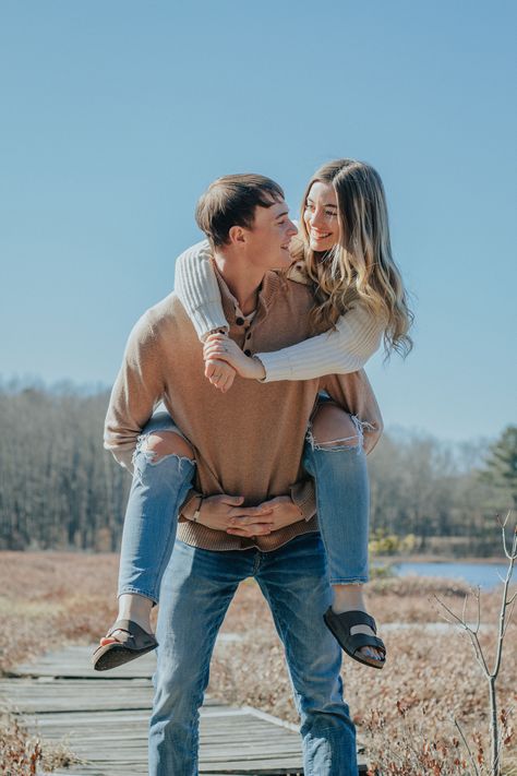 Couples Photoshoot Piggyback, Cute Couple Pics Piggyback, Piggyback Couple, Couple Piggyback, Spring Couples Photoshoot, Engagement Shoots Poses, Photo Study, Couples Pictures, Spring Photoshoot