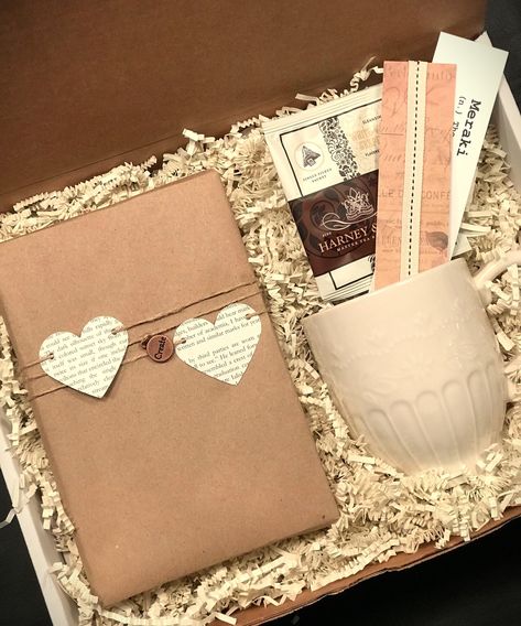 Receiving a "blind date book" is similar to going on a blind date. In other words there will be a little bit of mystery in every curated book lover gift, just like a blind date of course!  Quality curated items for the book lover in your life.  A unique and original gift idea! Reading Box Gift, Gifts For Book Lovers Diy, Book Present Gift Ideas, Book Gift Ideas Present, Book Gift Wrapping Ideas, Blind Date With A Book Ideas, Book Box Ideas, Date With A Book Gift, Book Box Gift