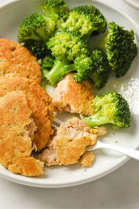 These Canned Chicken Patties are gluten-free, low-carb, keto-friendly, and kid-friendly! Whipped up in only 20 minutes, they can be served on their own, alongside your favorite steamed vegetables, or on bread as a sandwich. #realbalancedblog #cannedchickenrecipes #chickenpatties Canned Chicken Patties, Chicken Substitute, Can Chicken Recipes, Paleo Cookbook, Chicken Patties, Low Carb Vegetables, Steamed Vegetables, Cook Chicken Breast, Low Carb Bread