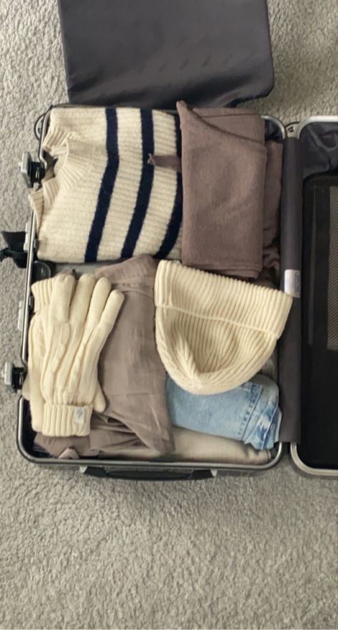 Winter Holiday Essentials, Packing Vacation Aesthetic, Winter Suitcase Packing, Aesthetic Packing Suitcase, Packing Aesthetic Suitcase, Packing Suitcase Aesthetic, Pack Light For Travel, Packing Aesthetic, Suitcase Aesthetic