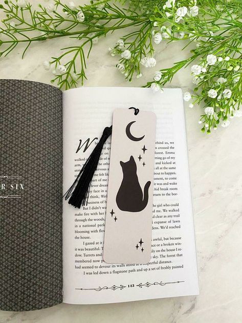 How To Make Book Marks Step By Step, Bookmarks Handmade Drawing, Black Cat Bookmark, Markbooks Ideas, Cat Bookmarks Diy, Cute Bookmark Ideas, Witchy Bookmarks, Bookmark Drawing, Easy Bookmarks