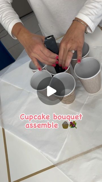 Cupcake and Grace 👩🏻‍🍳 on Instagram: "The process of making the beautiful cupcake 💐’s 🩵 

#miamibaker #miamicupcakes #cupcakebouquet #floralcupcakes #bakingtutorial #supportsmallbusiness #supportlocalbusiness #homebasedbakery #homebaker #selftaughtbaker #cupcakeandgrace #entrepreneur" How To Gift Cupcakes, Candy Birthday Cupcakes, How To Decorate Muffins, Thanksgiving Cupcake Bouquet, Cupcake Packaging Diy, Teacup Cupcakes Ideas, Cupcake Board Ideas, How To Make Cupcake Bouquets, Unique Cupcake Designs