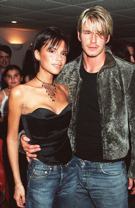 The time they rocked matching bangs, haircuts, and jeans.♦ℬїт¢ℌαℓї¢їøυ﹩♦ Victoria Beckham Stil, Victoria Adams, Celebrity Relationships, Style Victoria Beckham, Beckham Fashion, Celebrity Smiles, David Beckham Style, Posh And Becks, Bend It Like Beckham