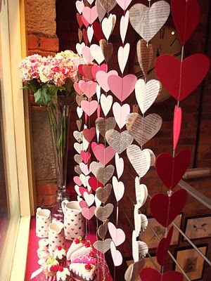 Lovely idea for PTA / PTO Valentines bake sale decorations -  hanging paper heart garland. Valentines Window Display, Paper Heart Garland, Decoration Vitrine, Valentine's Day Decorations, Folding Origami, Heart Garland, Romantic Decor, Paper Heart, Shop Window Displays