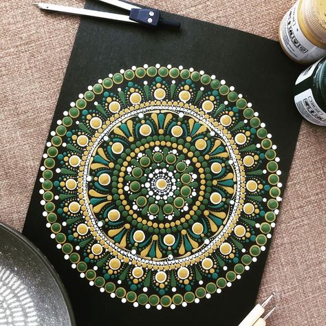 Dot Mandala Art, Mandala Dot Painting, Yellow Mandala, Art Is, No Limitations, Dot Mandalas, Mandala Art Therapy, Les Brown, Mandala Art Lesson