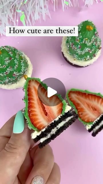 Oreo Christmas Tree Cookies, Christmas Themed Chocolate Strawberries, Chocolate Covered Strawberry Tree, Edible Christmas Tree, Christmas Tree Chocolates, Chocolate Covered Oreo, Chocolate Covered Oreos, Covered Strawberries, Chocolate Strawberries