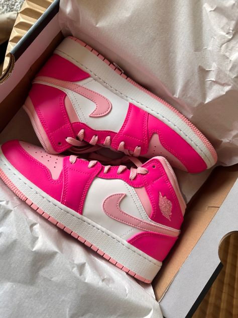 Its giving barbie 💕💕 Pink Barbie Jordans, Barbie Jordans, Jordan Rosas, Tenis Nike Jordan, Nike Shoes Women Fashion, Pink Jordans, Pretty Sneakers, White Nike Shoes, Preppy Shoes