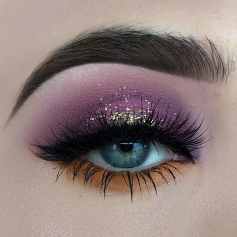 Hocus Pocus Inspired Makeup, Hocus Pocus Eye Makeup, Hocus Pocus Eyeshadow Looks, Hocus Pocus Makeup Looks, Eye Makeup Orange, Hocus Pocus Nails, Hocus Pocus Makeup, Trendy Eye Makeup, October Makeup