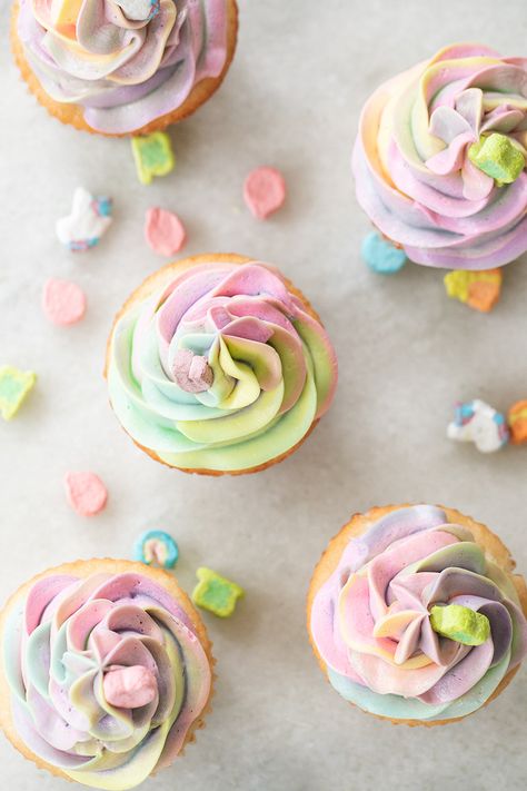 This Magical Lucky Charm Cupcake recipe uses a classic vanilla cupcake, filled with marshmallow fluff and Lucky Charms marshmallows - it's magically delicious and perfect for Saint Patrick's Day! #saintpatricksday #stpatricksday #cupcakerecipes #cupcakes #leprechaun Lucky Charms Cupcakes, Birthday Cupcakes Ideas, Fluff Recipes, Rainbow Buttercream, Lucky Charms Treats, Cupcakes Vanilla, Lucky Charms Marshmallows, Lucky Charms Cereal, Magically Delicious