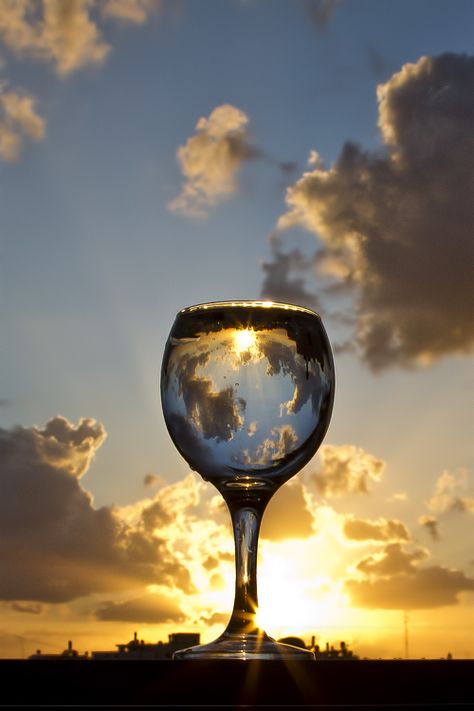 Water Creative Photography, Wine Photography Photo Ideas, Reflection Photography Ideas, Photography Symmetry, Yuumei Art, Glass Photography, Wine Photography, Perspective Photography, Art Photography Portrait