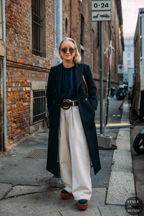 Lucinda Chambers, Royal Blue Outfits, Sarah Harris, 2020 Street Style, Reportage Photography, Coat Street Style, Milan Street Style, Advanced Style, Ageless Style