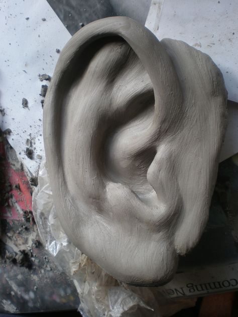 Ear Sculpture Clay, How To Sculpt Hair In Clay, Beginner Sculpting Projects, Sculpture Techniques Clay, Clay Eyes Sculpture, Pottery Making Ideas, Mouth Sculpture, Ear Sculpture, Clay Sculpture Ideas