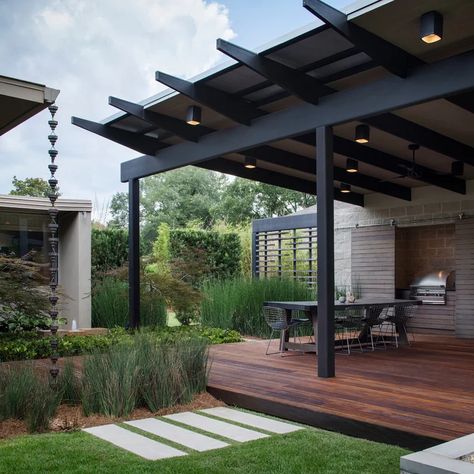 Black And White Mid Century Modern Exterior, Covered Patio Mid Century Modern, Miami Backyard, Midcentury Modern Landscaping, Mid Century Backyard, Mid Century Modern Backyard, Mid Century Modern Landscaping, Mid Century Landscaping, Mid Century Outdoor