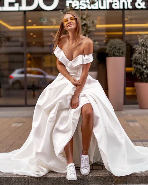 Think about swapping your heels for a comfy pair of bridal sneakers like these trendy brides in stylish tennis shoes! Wedding Dress With Sneakers, Bride Sneakers, Short Wedding Gowns, What Shoes To Wear, Bridal Sneakers, White Bridal Shoes, Below The Knee Dresses, Trendy Bride, Wedding Sneakers