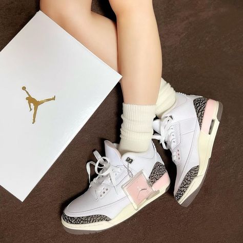 Jordan 3 Mocha, Jordan 3 Outfit Women, Jordan 3 Outfit, Cute Jordans, Pretty Shoes Sneakers, Air Jordan Shoes, Jordan 3, Cute Nikes, Blue Sneakers