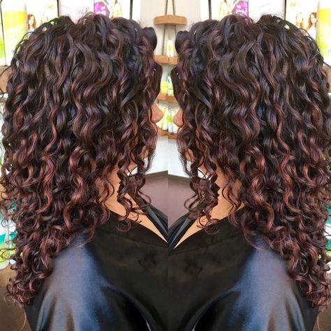 686 Likes, 26 Comments - Rachael (@rachael_devacurl) on Instagram: “Freehand Pintura Highlights ✔️ #texturetuesday @modernsalon @mydevacurl @behindthechair_com” Curly Brown Hair With Balayage, Auburn Hair And Highlights, Cool Red Highlights, Maroon Highlights On Dark Hair Curly, Pintura Curly Hair, Auburn Curly Hair With Highlights, Red Highlights Natural Hair, Dark Brown Red Hair Curly, Dark Auburn Hair Color Balayage