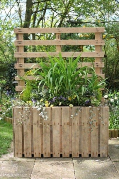 Beautiful yet functional privacy fence planter boxes ideas 41 Taman Vintage, Pallet Garden Ideas, Pallet Planter Box, Taman Diy, Garden Privacy Screen, Fence Planters, Jardim Diy, Patio Privacy, Diy Planter Box