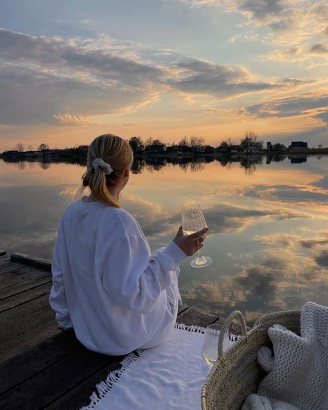 Picnic By The Lake, Lake Photoshoot, Lake Girl, Lake Trip, Lake Vacation, Summer Lake, Photography Posing Guide, Lake Pictures, Summer Friends