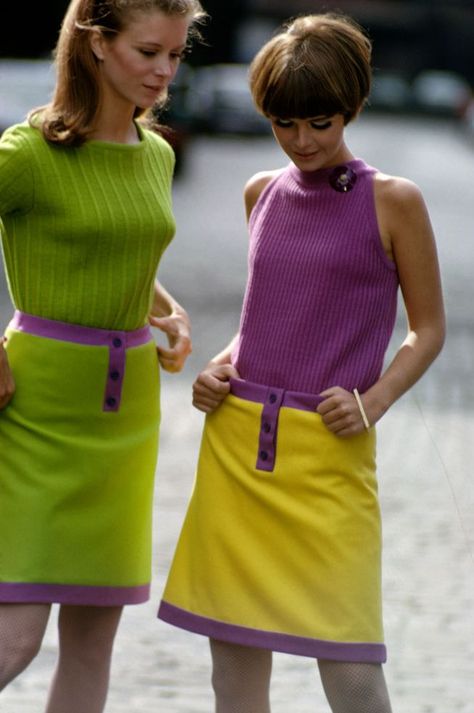 Moda Z Lat 70., Outfits 60s, 60s Fashion Trends, 60s Outfits, Fashion 60s, 60s Women, 1960 Fashion, Casual Attire For Women, Fall Fashion Skirts