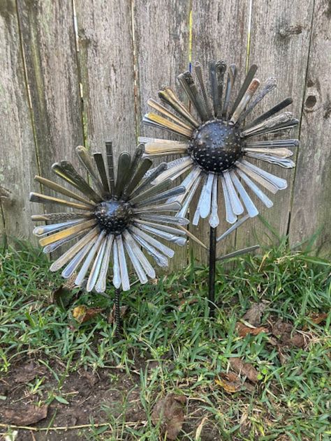 Rusty Metal Garden Art, Metal Flowers Garden, Horseshoe Crafts Projects, Welded Metal Projects, Metal Welding Art, Silverware Crafts, Silverware Art, Upcycle Garden, Horseshoe Crafts