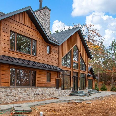 Wood Cabin Exterior, Log Home Exterior Colors, Cedar House Siding, Cabin Exterior Ideas, Cedar Siding Exterior, Wood Siding House, Log Cabin Siding, Log Homes Exterior, Log Cabin Exterior