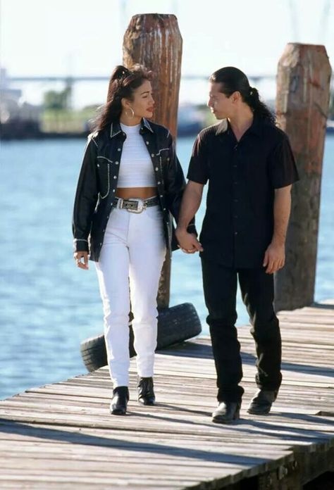 Selena and Chris on the port scene Selena Diy Outfits, Selena Movie Outfits, Selena Outfits 90s, Selena Inspired Outfits, Jennifer Lopez Selena, Selena Quintanilla Costume, Selena Movie, Selena Party, Selena Costume