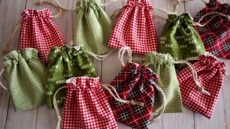 5 Minute Gift Bag -DIY Sewing Tutorial | DIY Joy Projects and Crafts Ideas Diy Sew Gift Bag, Cloth Christmas Bags, Small Cloth Bag, How To Make Goodie Bags, Fabric Gift Bag Patterns, Sewing Gift Bags How To Make, Sewed Gift Bags, Reusable Gift Bags Diy, How To Sew Gift Bags