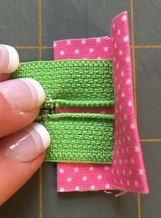 Easy Zipper Pouch, Clutch Tutorial, Zipper Pouch Tutorial, Pouch Tutorial, Sew Ins, Costura Diy, Beginner Sewing Projects Easy, Leftover Fabric, Fabric Baskets