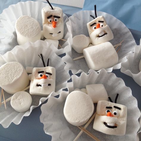 Frozen Birthday Party- making Olaf out of marshmallows! (Do you wish to devour a snowman) Frozen Build A Snowman, Olaf Marshmallow, Frozen Birthday Party Games, Olaf Party, Olaf Birthday, 4de Verjaardag, Frozen Bday Party, Disney Frozen Birthday Party, Disney Frozen Party