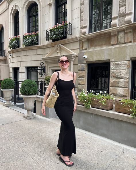 pretending I’m going to the beach for 4th of July weekend ☀️🐚🧳 outfit details: dress @skims bag @mango flip flops @gap glasses @madewell #summeroutfitideas #summeroutfitinspo #summerfashion #skimsdress #strawbag #beachoutfit #beachoutfits #beachoutfitideas #timelessstyle skims dress, dress with flip flops, straw bag, timeless style, chic style, capsule wardrobe Dress And Slides Outfit, Havaianas Outfit, Style Capsule Wardrobe, Style Capsule, Slides Outfit, Nyc Fits, Going To The Beach, Weekend Outfit, Style Chic