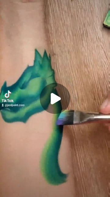 How to paint a dragon with one stroke cake One Minute Face Painting, Face Painting Tutorials Videos, Easy Face Painting Ideas For Kids Boys, Face Paint Videos, Quick Face Paint, Arm Face Painting, Dinosaur Face Paint, Kids Face Painting Easy, Dragon Face Paint