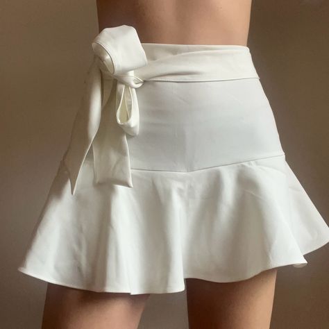 Mini Skirt With Shorts Underneath New / Never Worn The Color Is White Size M Fits True To Size Bow Can Be Tied In Front Or In The Back Smoke Free And Pet Free Home. Mini White Skirt, Skirt With Shorts Underneath, Skirt With Shorts, Zara Mini, Zara Skirts, Zara White, White Skirt, White Skirts, Mini Skirt