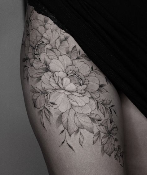 Fineline Floral Upper Leg Hip Tattoo Instagram:@necro_noir Floral Upper Leg Tattoo, Fineline Leg Tattoo, Leg Hip Tattoo, Floral Hip Tattoo Thigh Piece, Floral Hip Tattoo, Upper Leg Tattoos, Side Hip Tattoos, Upper Thigh Tattoos, Tattoo Pierna