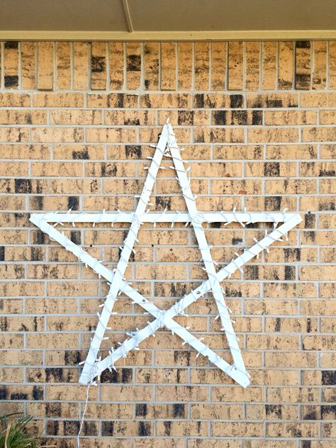 If you're looking for an easy and inexpensive way to bring some bang to your outdoor Christmas decor then this lighted wood star might be just the thing! Christmas Star Lights Outdoor, Diy Christmas Star, Wood Stars, Outdoor Wreaths, Christmas Decorations Diy Outdoor, Christmas Outdoor, Christmas Things, Wooden Stars, Star Diy