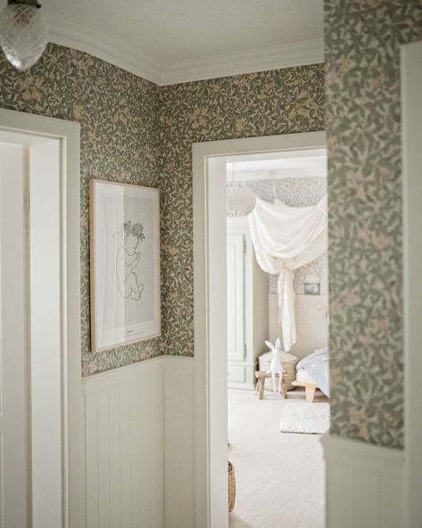 Sandberg Wallpaper on Instagram: “A hallway in full bloom 🌿 Have you seen our Linnea wallpaper? A design that will wrap your home in a beautiful greenery 📷 /…” Wallpaper Hallway, Hallway Wallpaper, White Wainscoting, Hallway Inspiration, Sandberg Wallpaper, Hus Inspiration, In Full Bloom, Wainscoting, Green Wallpaper