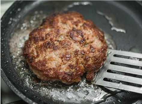 Bobby Flay Burger Recipe, Hamburgers On The Stove, Stovetop Burgers, Best Hamburger Recipes, Burgers On The Stove, How To Cook Hamburgers, Bobby Flay Recipes, Burger Recipes Beef, Perfect Burger