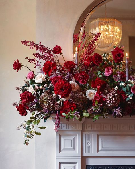 Soho Home on Instagram: “Festive florals in the beautiful home of @fionaleahydesign 🌹 #HomeForTheHolidays #SohoHome” Red And Pink Christmas, Fiona Leahy, 8ft Christmas Tree, Flower Room Decor, Large Flower Arrangements, Christmas Flower Arrangements, Soho Home, Party Scene, Christmas Flowers